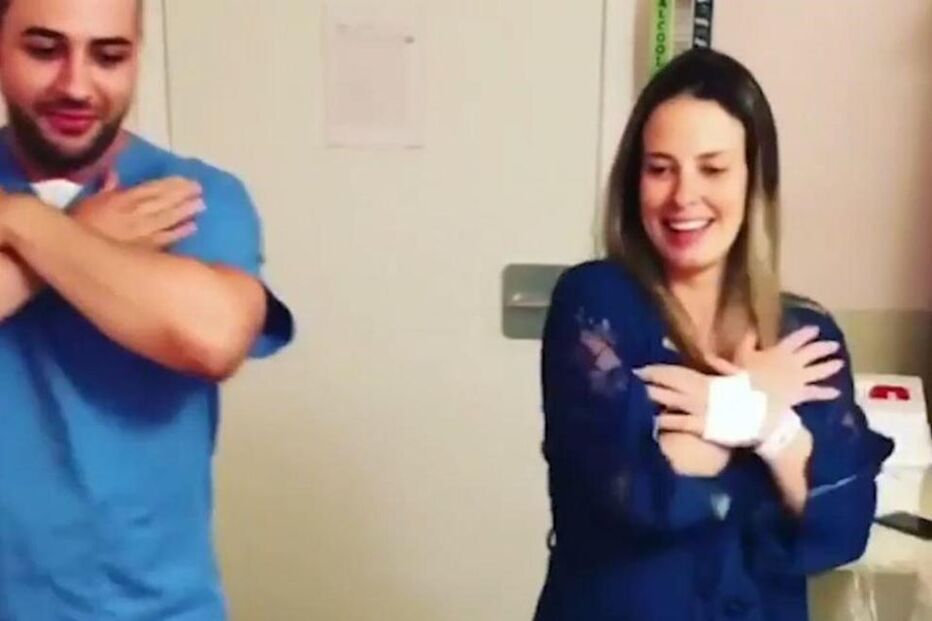 Médico dança com grávidas em trabalho de parto