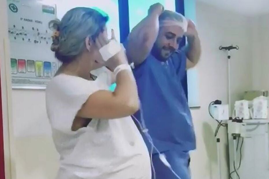 Médico dança com grávidas em trabalho de parto