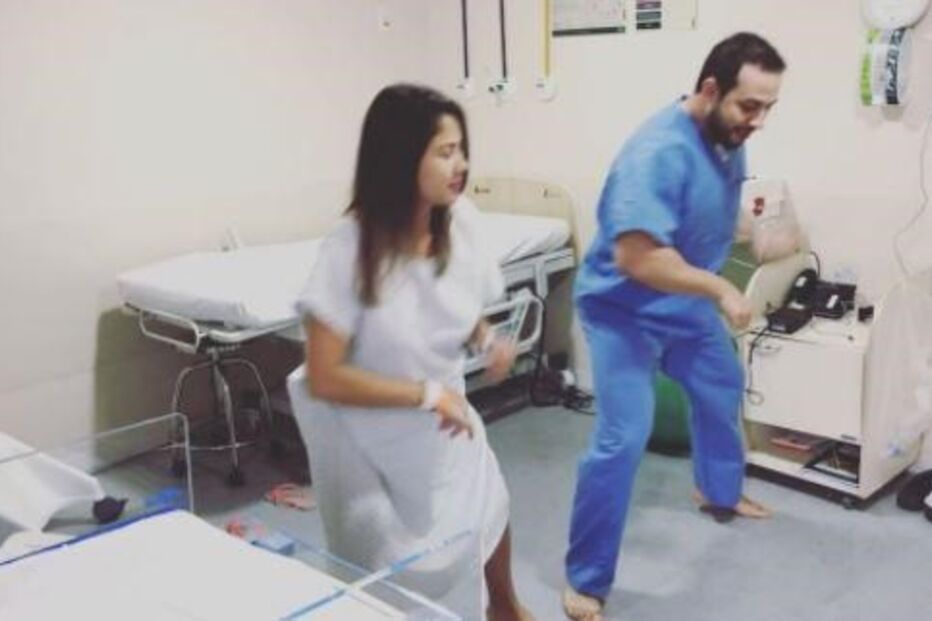 Médico dança com grávidas em trabalho de parto