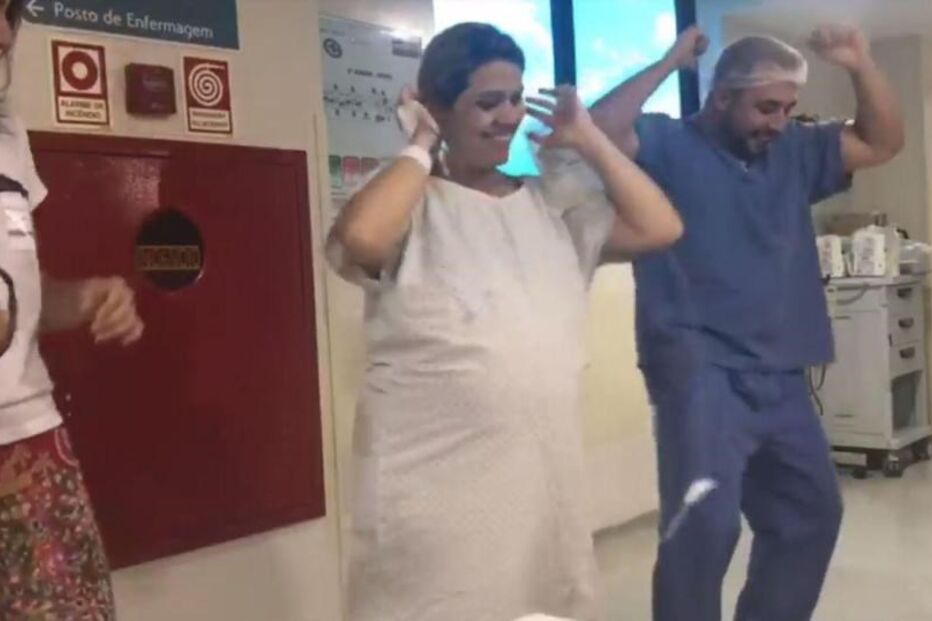 Médico dança com grávidas em trabalho de parto