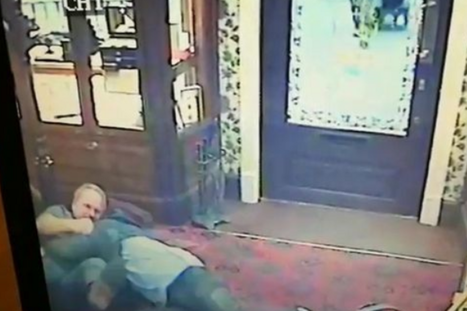 Trava assaltante enquanto compra anel de noivado