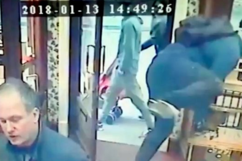 Trava assaltante enquanto compra anel de noivado