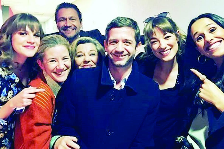  Julie Sergeant completou 48 anos na quinta-feira e os colegas da novela ‘A Herdeira’ cantaram-lhe os parabéns num intervalo das gravações