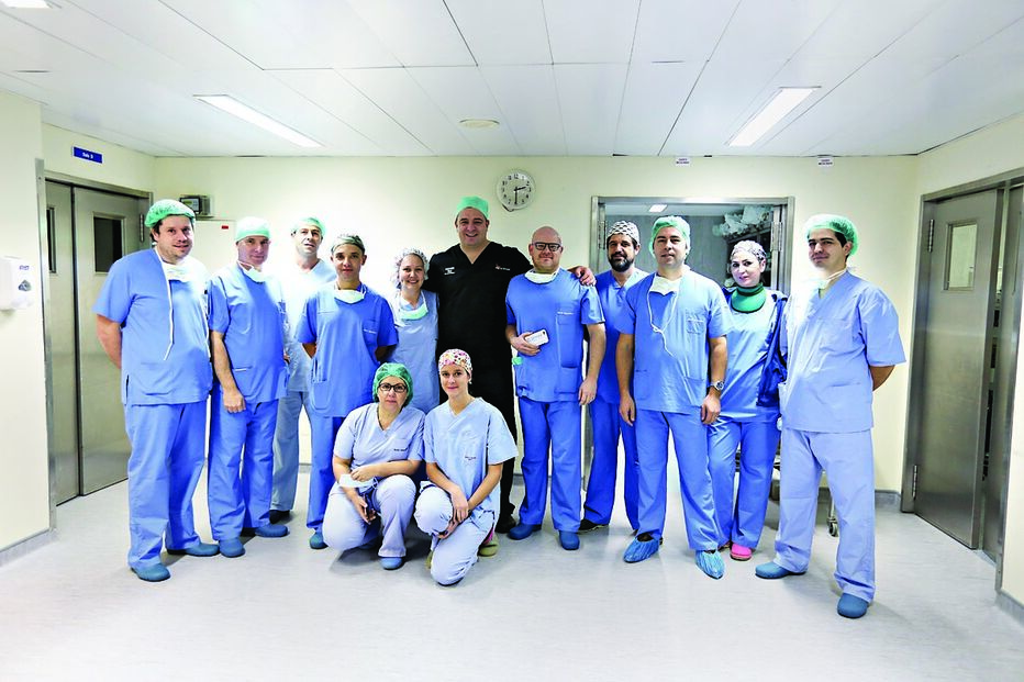 Equipa realizou duas cirurgias endoscópicas da coluna no dia 13 deste mês em dois homens, ambos na faixa etária entre os 65 e os 75 anos 