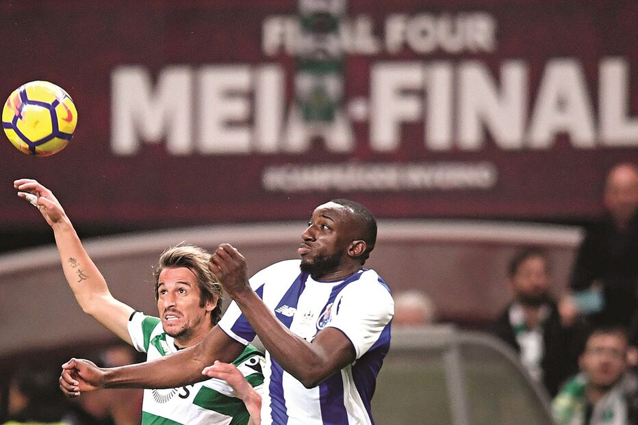 Fábio Coentrão e Marega em despique na passada quarta-feira. Ambos tiveram muitos duelos durante o jogo