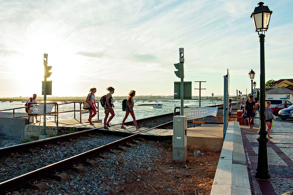 Linha ferroviária é considerada uma barreira entre a Baixa da cidade e a ria Formosa