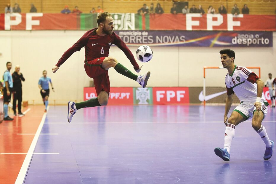Pedro Cary, autor de um dos golos de Portugal, em lance acrobático, em Torres Novas