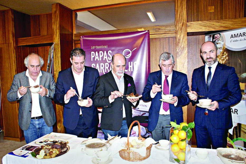 Manuel Moreira, autarca de Amares (de gravata vermelha), na apresentação do Festival das Papas de Sarrabulho