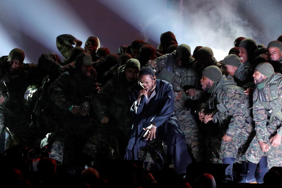 O pontapé de saída na cerimónia de prémios foi dado por Kendrick Lamar, que deixou a plateia ao rubro com uma atuação de 