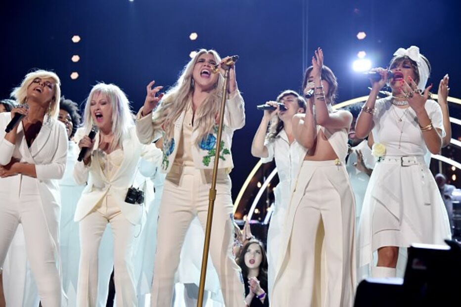 Kesha protagonizou um dos momentos da noite, ao interpretar 