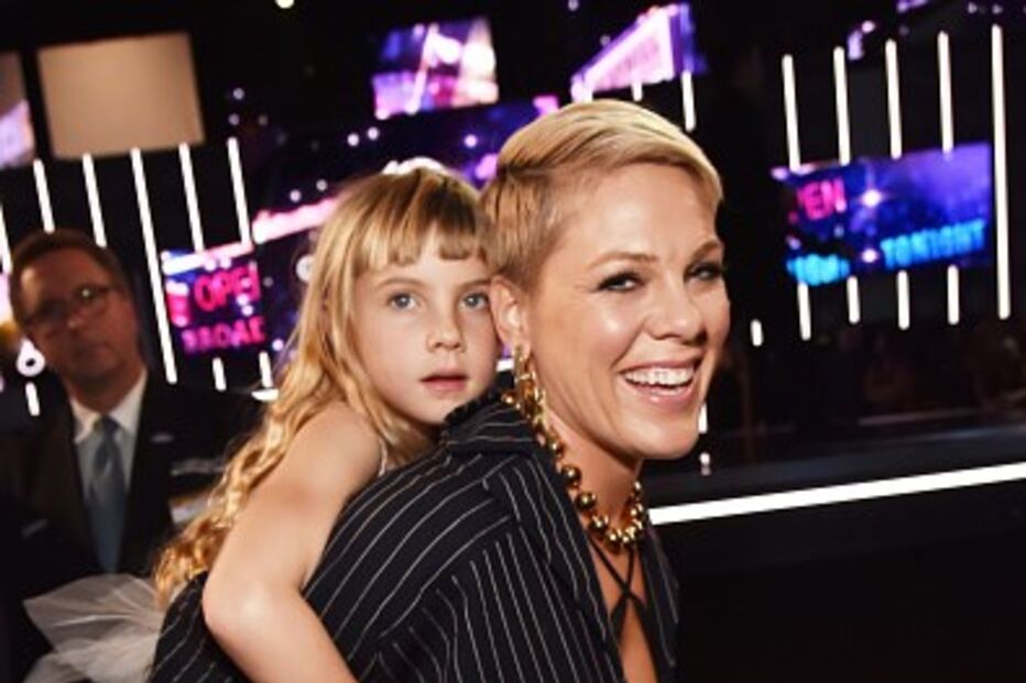 A cantora Pink e a filha Willow Hart 