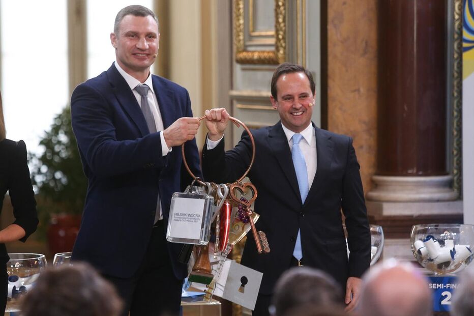 Fernando Medina, presidente da Câmara Municipal de Lisboa recebeu uma insígnia do seu homólogo de Kiev, cidade que acolheu o concurso em 2017.