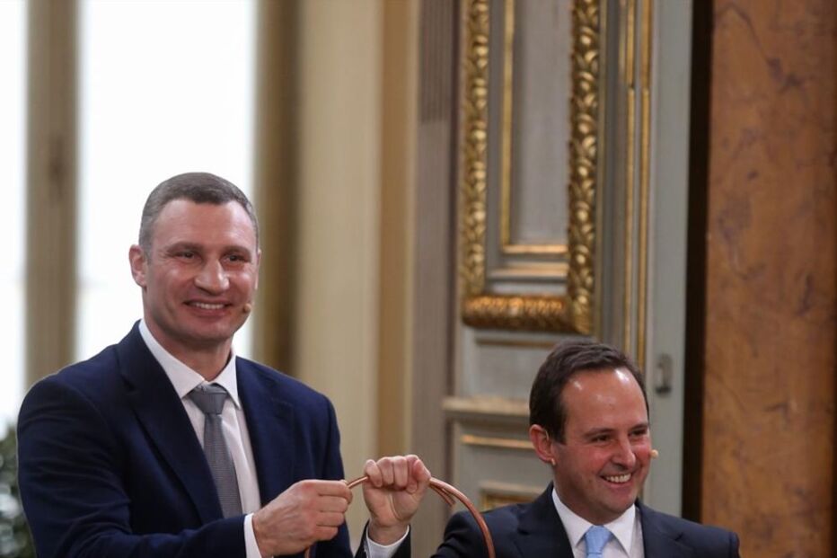 Fernando Medina, presidente da Câmara Municipal de Lisboa recebeu uma insígnia do seu homólogo de Kiev, cidade que acolheu o concurso em 2017.