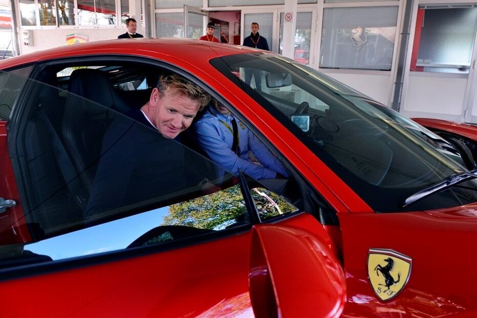 Gordon Ramsey cobre matrícula de Ferrari para fugir à polícia