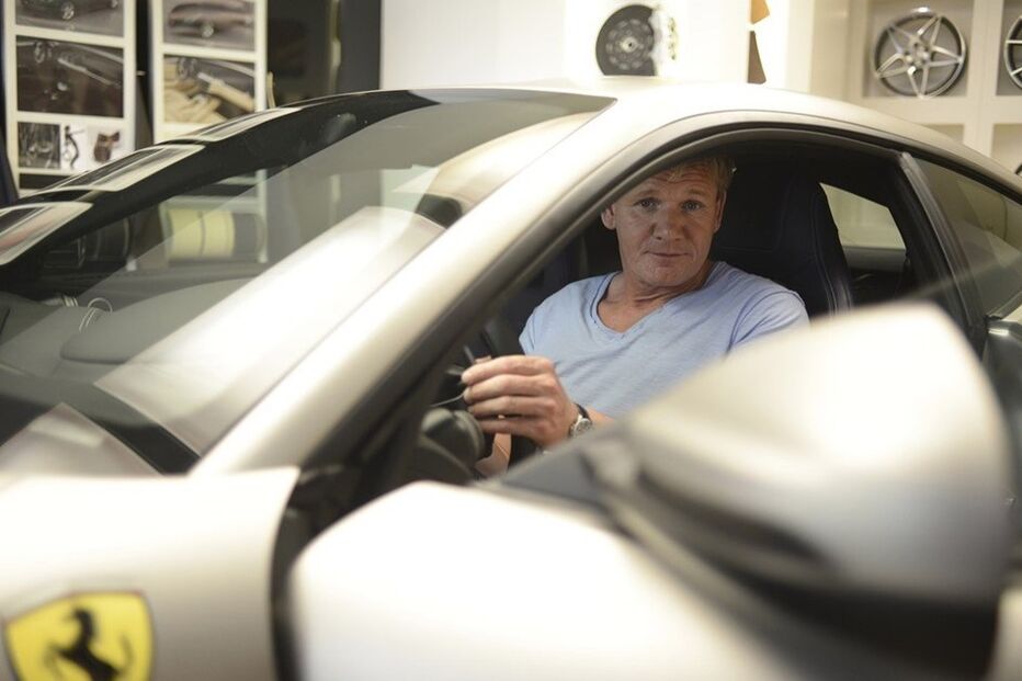 Gordon Ramsey cobre matrícula de Ferrari para fugir à polícia