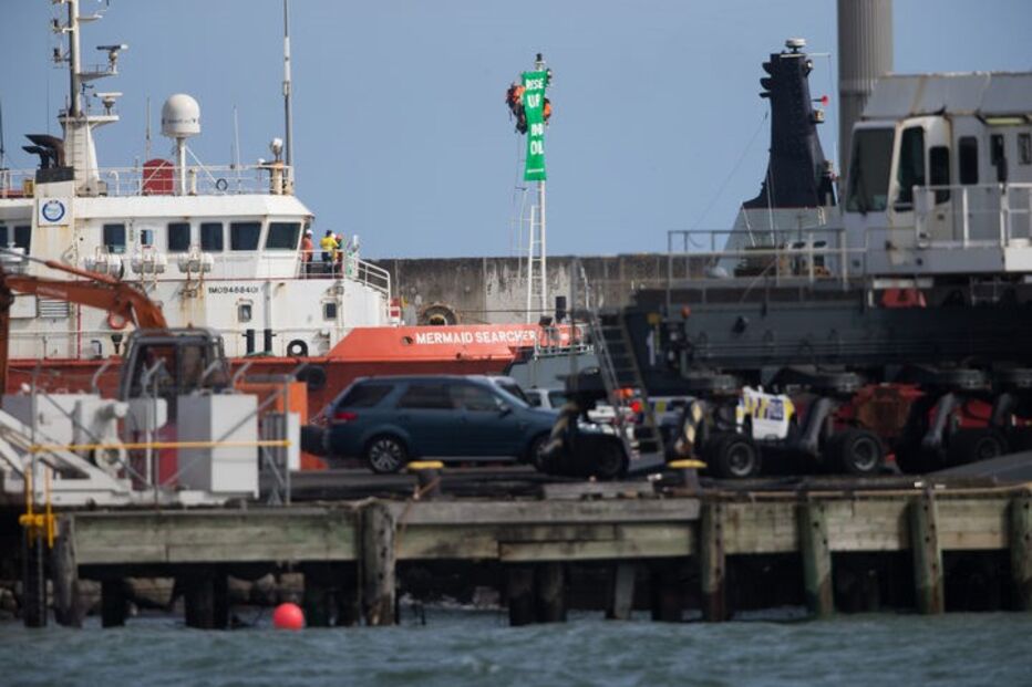 Activistas da Greenpeace acorrentam-se a navio petroleiro na Nova Zelândia