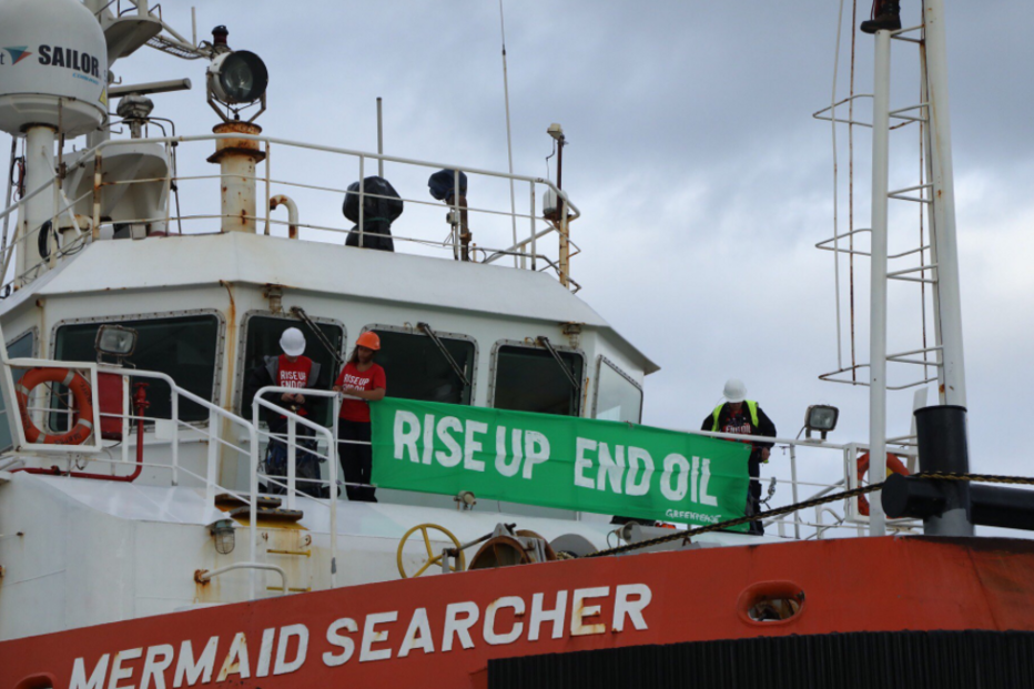 Activistas da Greenpeace acorrentam-se a navio petroleiro na Nova Zelândia