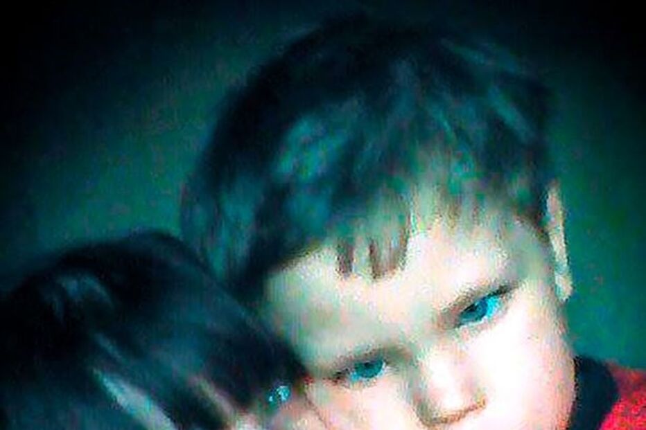 Menino sofre de síndrome que só lhe permite ter uma expressão facial