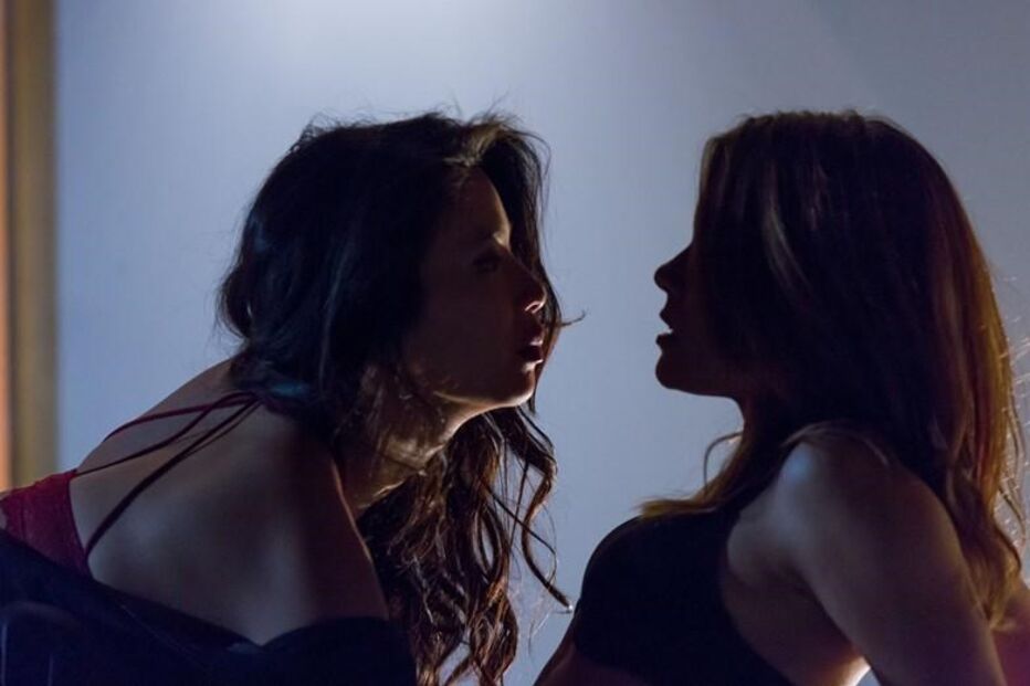 Anna Eremin e Jani Zhao em cenas de sexo lésbico