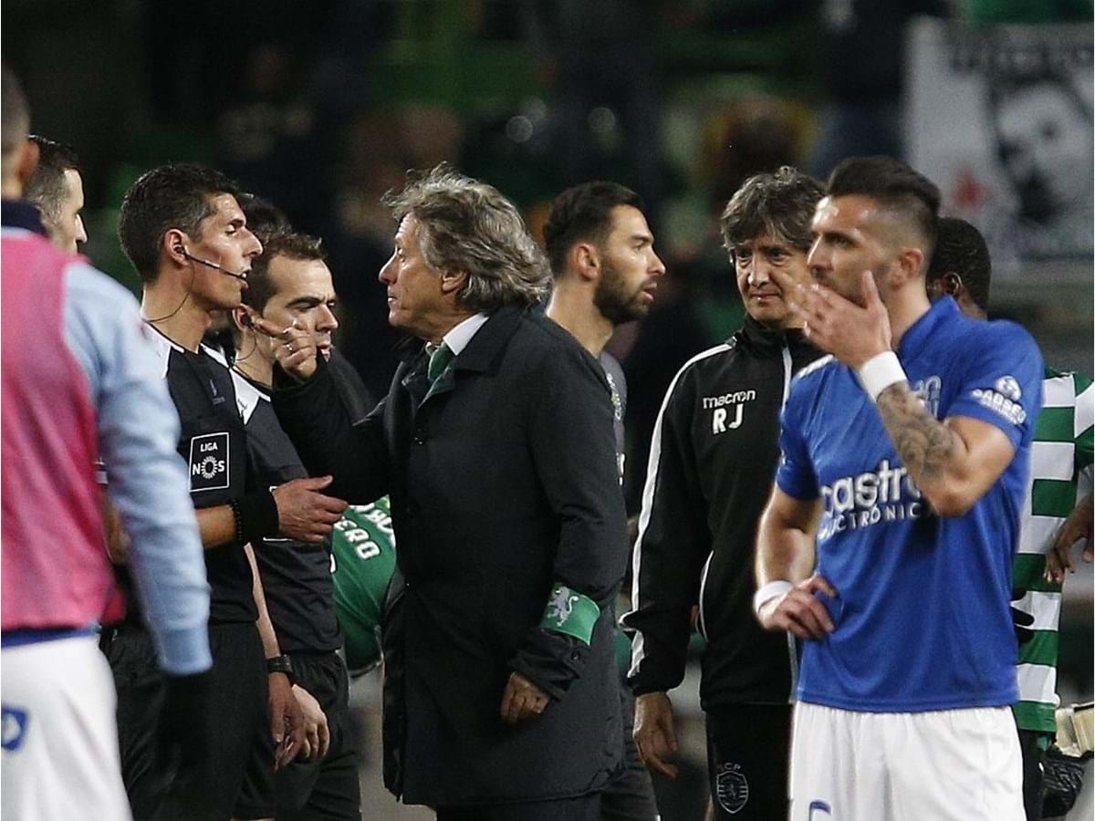 Conselho de Arbitragem: golo do Sporting é irregular e suspende