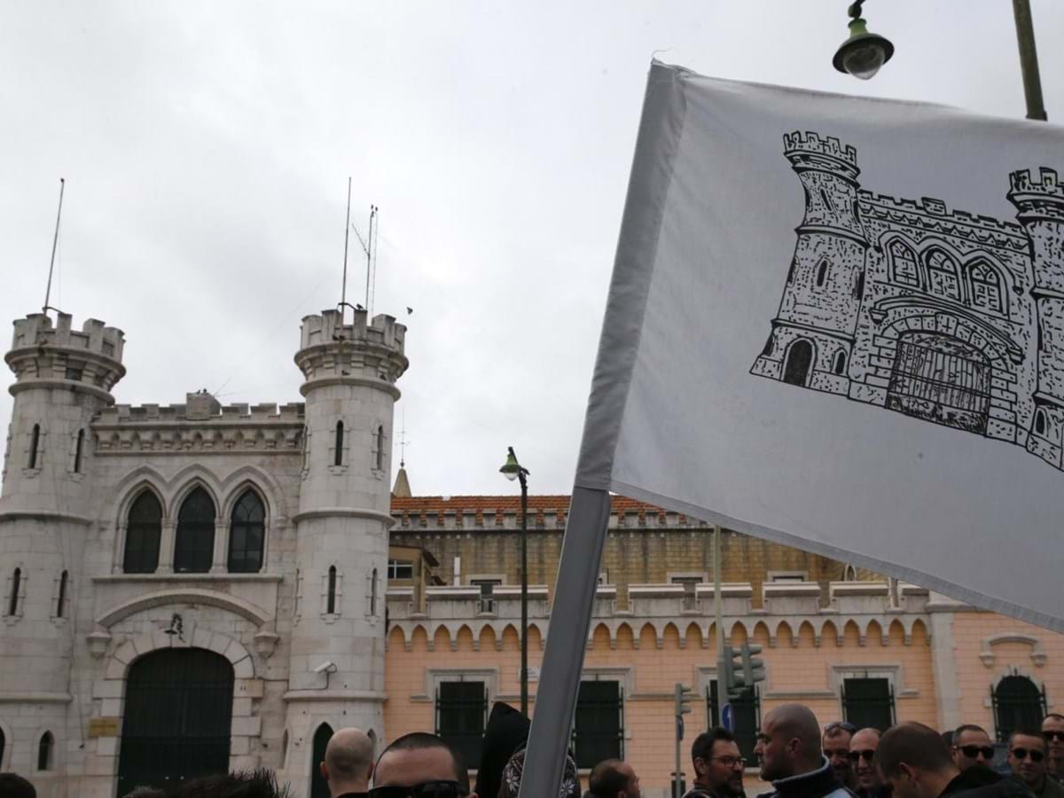 Reclusos que provocaram distúrbios fechados na cela o dia todo