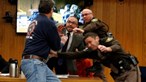 Pai de três vítimas tenta atacar ex-médico da seleção de ginástica em tribunal