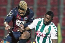 Matheus Pereira (Desp. Chaves) em despique com Arnold (V. Setúbal)