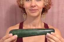 ‘Bruxa da Vagina’ usa varinhas para ajudar mulheres no sexo