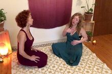 ‘Bruxa da Vagina’ usa varinhas para ajudar mulheres no sexo