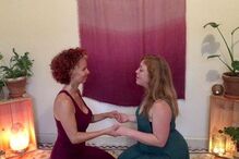 ‘Bruxa da Vagina’ usa varinhas para ajudar mulheres no sexo