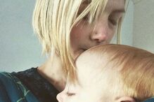 Menino tira foto a mãe exausta da quimioterapia