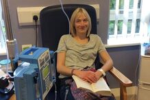 Menino tira foto a mãe exausta da quimioterapia