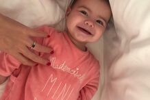 A bebé Eva muito sorridente