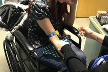 Jovem é picada por carraça e passa a viver como um 