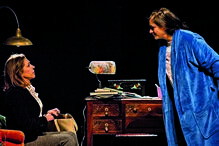 Cláudia Negrão e Alexandra Leite numa cena da peça ‘No Fim da Linha’, em cena em Lisboa até dia 11 deste mês      