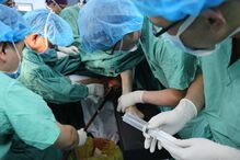 Homem ferido com barra de aço enfiada no ânus