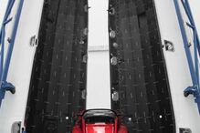 Foguetão Falcon Heavy parte para o espaço com automóvel a bordo