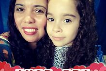 Adrielly Gonçalves, na foto com a mãe, morreu após ingerir spray desodorizante