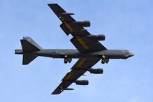 Avião militar dos EUA despenha-se na Califórnia