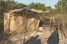 Refugiado do Mali construiu abrigo na Torreira