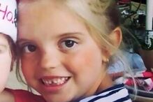 Menina de 6 anos mordida por cobra venenosa enquanto dormia