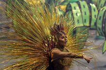 São Paulo já desfila e samba para receber o Carnaval