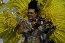 São Paulo já desfila e samba para receber o Carnaval