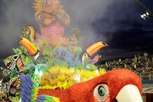 São Paulo já desfila e samba para receber o Carnaval