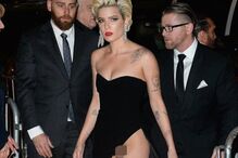 Cantora Halsey usa vestido ousado e acaba a mostrar demais