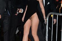 Cantora Halsey usa vestido ousado e acaba a mostrar demais