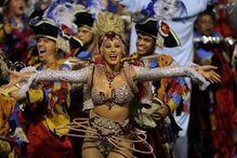 Segundo dia de desfiles de escolas de samba em São Paulo