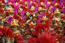 Segundo dia de desfiles de escolas de samba em São Paulo