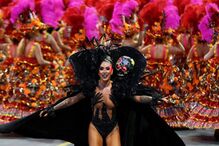 Segundo dia de desfiles de escolas de samba em São Paulo