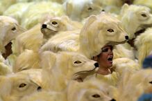 Segundo dia de desfiles de escolas de samba em São Paulo